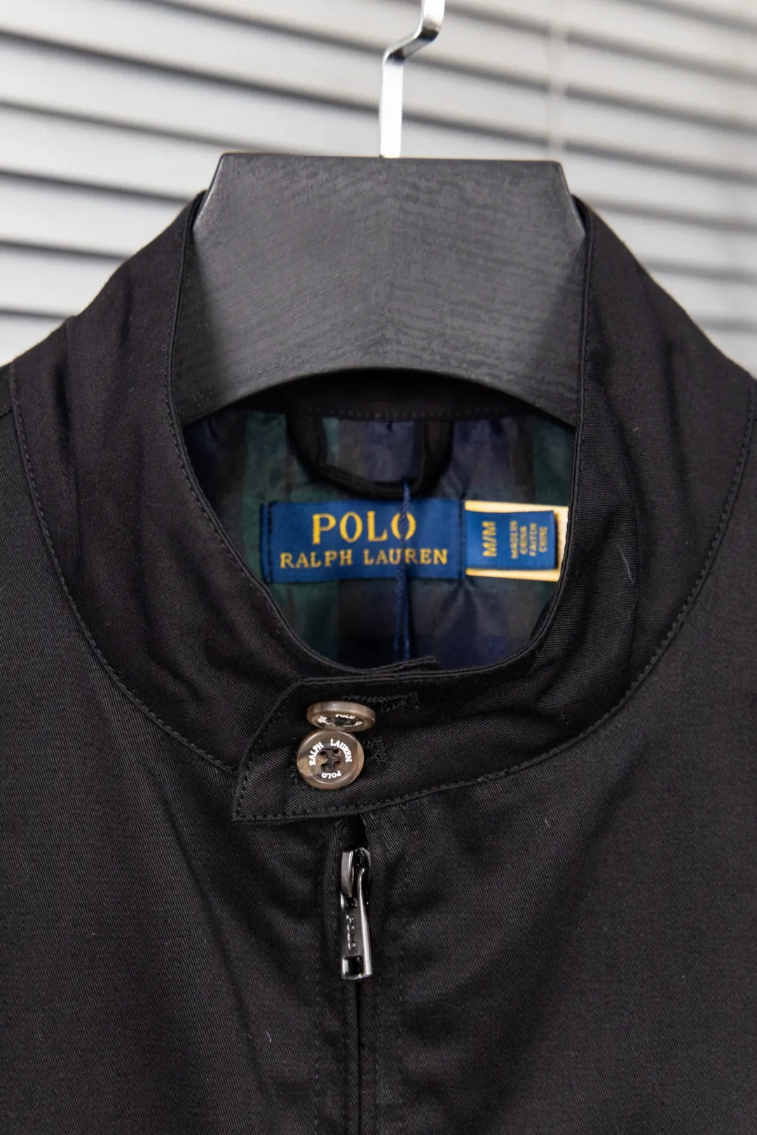 🅿️330 new model number: B129 Ralph Lauren's new 2024 classic old money style stand collar executive zipper jacket 1️⃣Selected from high-quality original developed pure cotton fabrics, with customized plaid lining inside, the overall wearing effect is very soft and comfortable, 2️⃣The workmanship details are perfectly controlled, the chest is exquisitely embroidered with small logos, and the dropped shoulders are made of splicing technology to create a unique design style that highlights your personality! The version is simple but not simple! 3️⃣ Complete with tag accessories, unisex design, and a very versatile jacket for men and women! Color: black, navy, khaki, green Size: S, M, L, XL